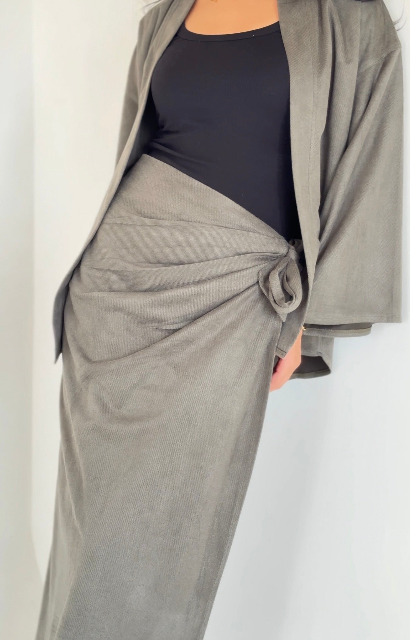 ‏  Aura Suede Set Olive