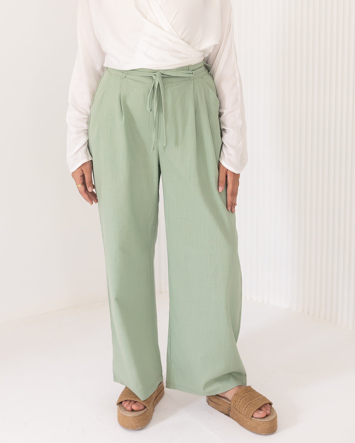 Pure linen pants in mintgreen